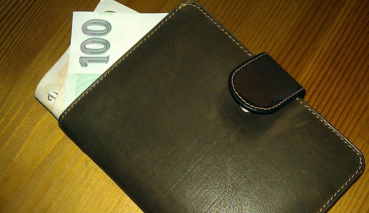 Muž nechal mezi regály obchodu peněženku, během chvilky přišel o 57 tisíc