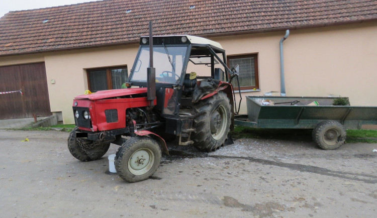 Kuriózní střet dvou traktorů. Jeden řidič nadýchal skoro tři promile, druhý neměl řidičák