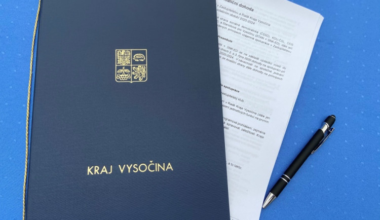 Koaliční smlouva podepsána. Pět politických subjektů dnes stvrdilo spolupráci v krajském zastupitelstvu