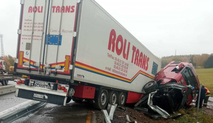 Na 97. kilometru D1 směrem na Brno havaroval kamion, místem mohou projet pouze osobní vozidla