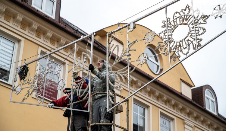 V Jihlavě se začala instalovat vánoční výzdoba. Strom bude ze Dvorců, rozsvítí se 29. listopadu