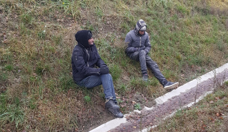 Až do Německa se nedostali. Na dálnici byli zadrženi další dva migranti z Maroka bez dokladů