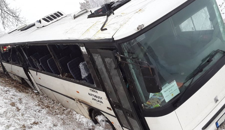 U Puklic havaroval autobus. Na místě je minimálně dvacet zraněných, hlavně dětí