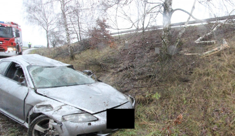 Tragická nehoda u Náměště. Náraz automobilu do stromu nepřežil spolujezdec