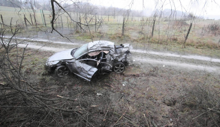 Sobotní tragédie u Náměště: Zemřel sedmnáctiletý spolujezdec, řidič měl v sobě alkohol i drogy