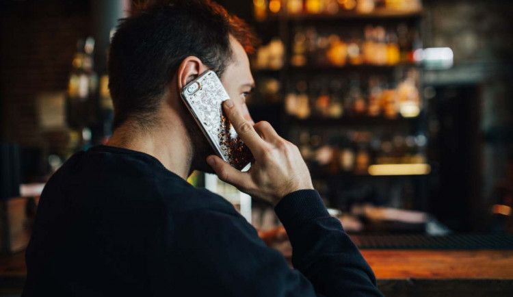 Opilý muž volal během silvestrovské noci patnáctkrát na tísňovou linku, sám skončil na záchytce