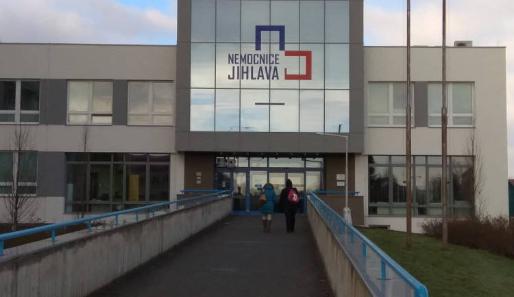 Jihlavská nemocnice má sto nakažených pracovníků, na pomoc jí přijde armáda