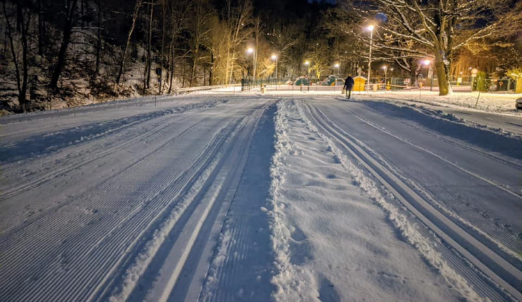 Počasí přeje, stopa je připravena. Ode dneška se na louce u Heulosu začalo lyžovat