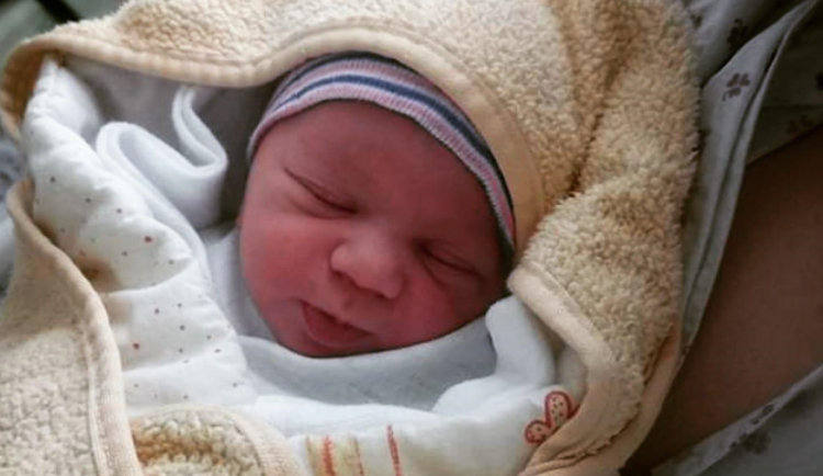 Do porodnice to rodiče ze Žďárska nestihli. Martínek se narodil v sanitce na dálnici