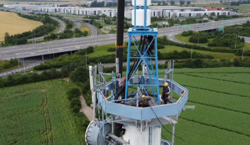 Muž chtěl skočit z vysílače, jeho úmysl mu nakonec policejní vyjednavač rozmluvil