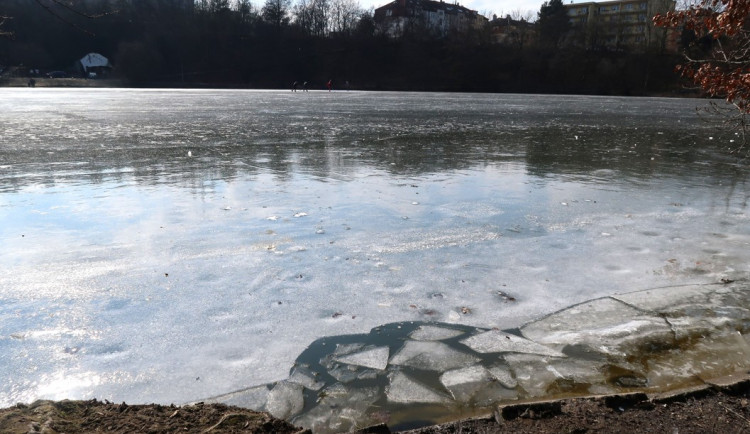 Procházka se změnila v drama. Pod ženou se na Borovince prolomil led, skončila na urgentu