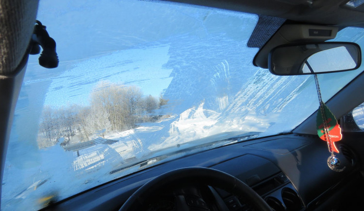 Spěchal za zubařem, špatně si očistil sklo a narazil do jedoucího vlaku. Na místo nehody se vrátil až po prohlídce