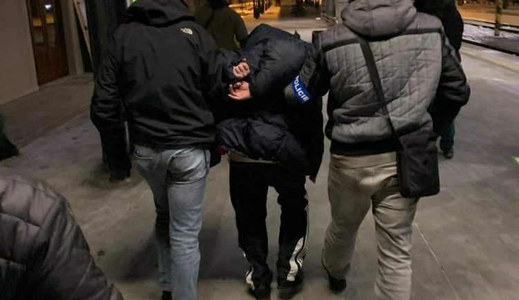 Padělali lékařské recepty, aby si opatřili léky. Z nich pak vyráběli heroin na prodej i vlastní potřebu