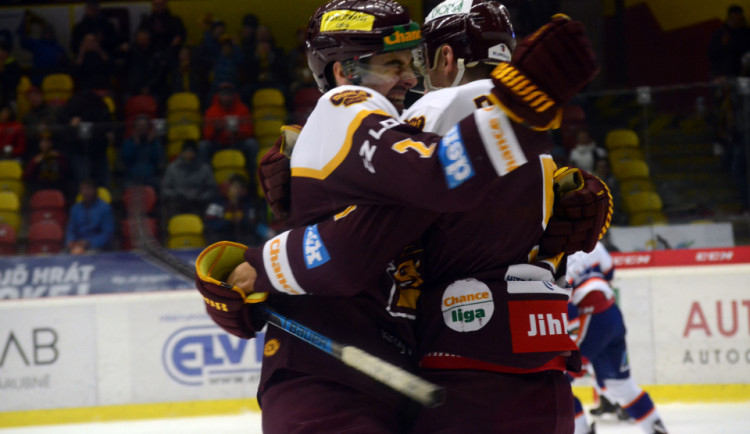 Dukla otočila derby, Třebíč porazila po samostatných nájezdech. V tabulce je čtvrtá