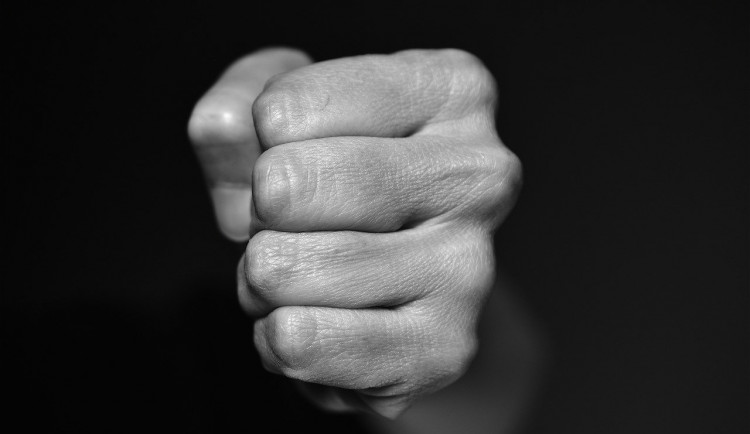 Opilý muž napadl v jihlavském bytě manželku a poté i dceru, která ji bránila