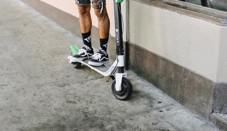 Elektrokoloběžku řídil s téměř 1,5 promile a sjel do příkopu, kde se zranil