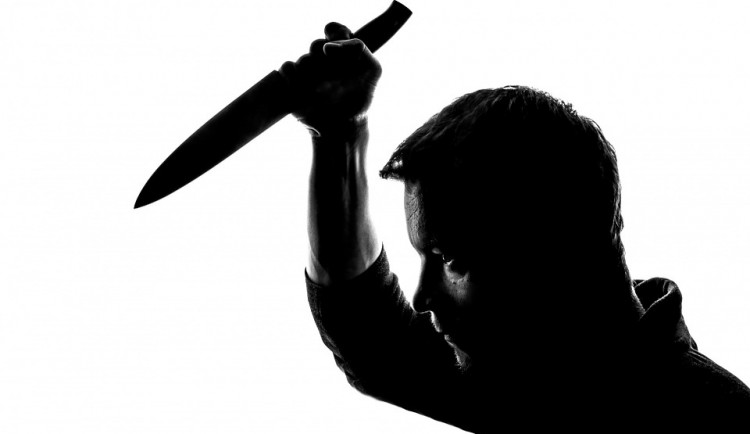 S nožem v ruce vyhrožoval partnerce likvidací, kopal a bil ji pěstmi. Nyní je obviněn ze tří trestných činů