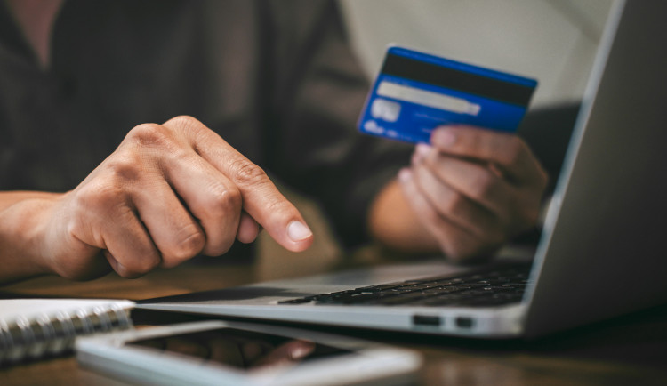 Vybral zálohy za nabízenou elektroniku, zboží však už podvodník neposlal. Hrozí mu osm let