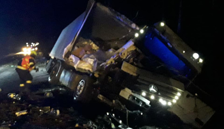 Dopravu na Vysočině komplikuje čerstvý sníh, D1 směrem na Brno byla uzavřena kvůli nehodě