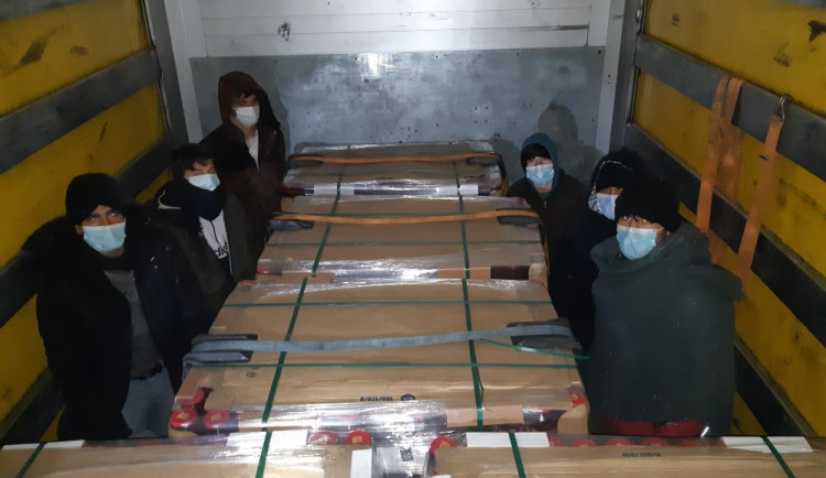 Migranti mezi paletami. Šest Afghánců bylo zadrženo na dálnici, mířili do západní Evropy