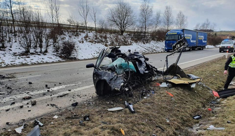 Tragická nehoda na jihlavském obchvatu. Střet osobního a nákladního vozidla si vyžádal jeden lidský život