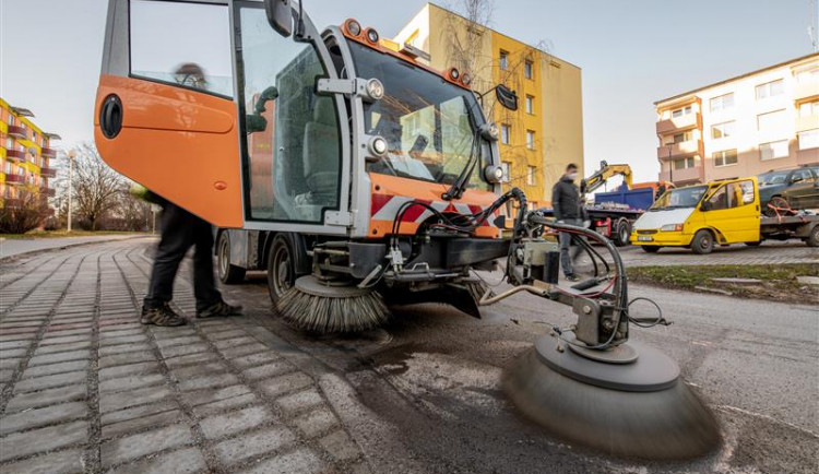 Čištění města o víkendu pokračuje Masarykovým náměstím, parkování je možné u zoo
