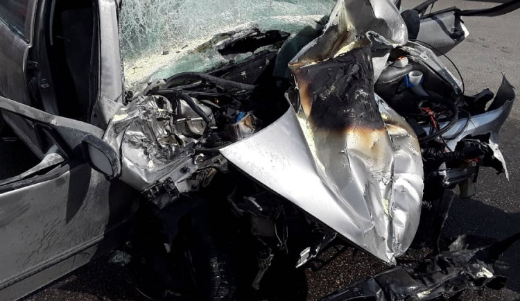 U pumpy v Golčově Jeníkově narazilo osobní auto do nákladního, řidič je těžce zraněn