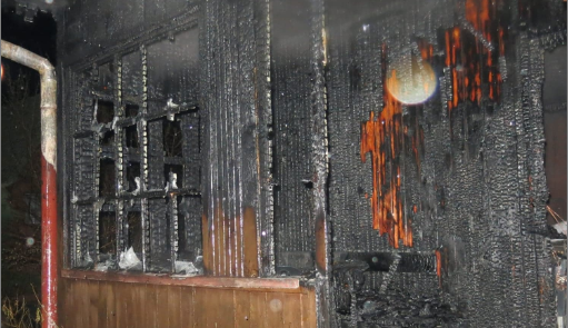 Svíčka způsobila požár dřevěné chaty v Batelově, její majitel se při hašení zranil