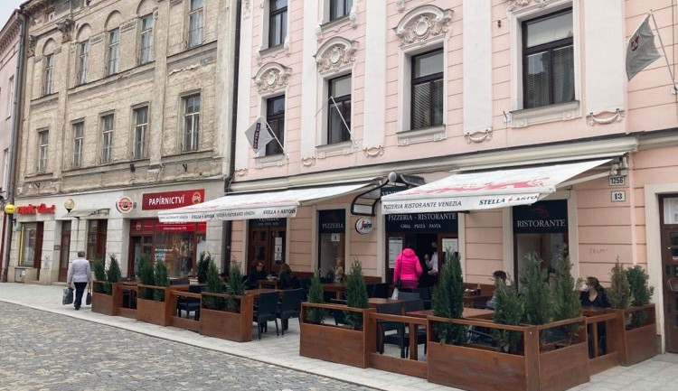 Restauratéři v Jihlavě otevřeli zahrádky. Návštěvnost je zatím podprůměrná, chybí lepší počasí