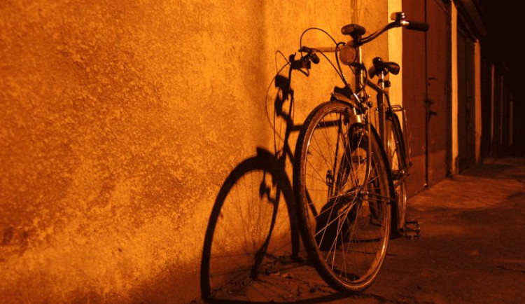 Noční výlet skončil neslavně. Cyklista boural, zranil se a nadýchal přes dvě promile
