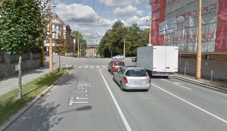 Špatně zabržděné auto projelo křižovatkou a nabouralo dvě auta u městského nádraží