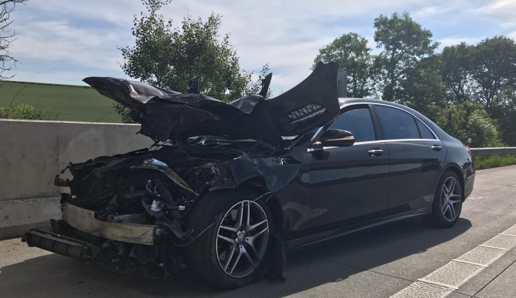 Drama na dálnici. Po střetu s kamionem bylo osobní auto odhozeno na cisternu