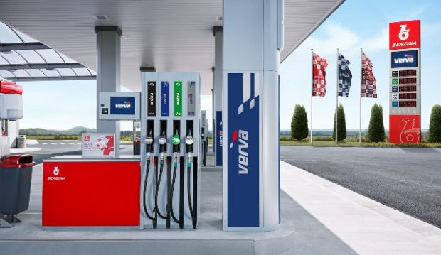 Nehoda na čerpací stanici. Rozjetý řidič osobáku narazil do zaparkovaného autobusu