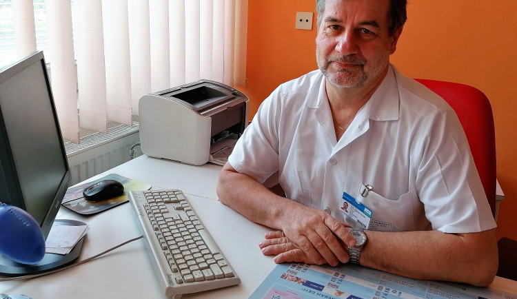 Myslím, že očkování proti covidu se u dětí nevyhneme, říká primář dětského oddělení v Pelhřimově Houštěk