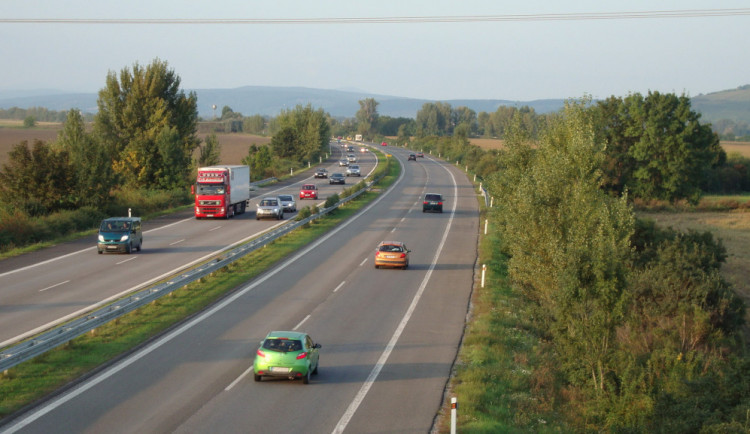 Na dálnici D1 budou demolovat most, řidiči neprojedou. Připravena je objížďka