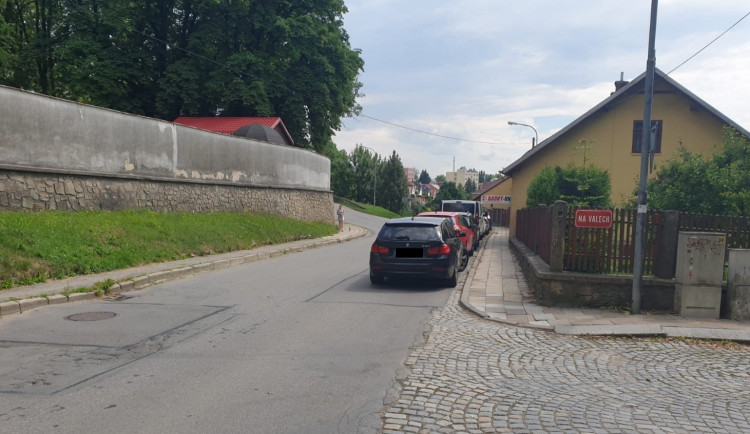 Návštěvníci zoo parkují pod „blázincem“, při objíždění aut zde vznikají nebezpečné situace