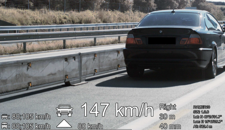 Řidič v BMW jel na D1 v opravovaném úseku rychlostí 150km/h. Hrozí mu rok bez řidičáku a pokuta 10 tisíc korun