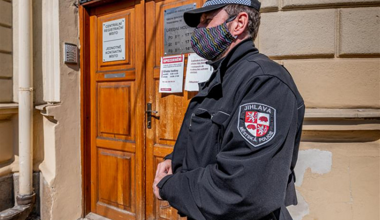 Jihlavští strážníci v akci. Zadrželi muže ničící dětské hřiště, našli známého uprchlíka z výchovného ústavu