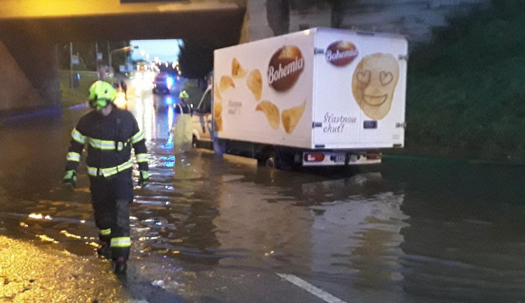 Hasiče opět potrápila bouřka. Vyjížděli třeba i k zatopenému viaduktu v Pelhřimově, kde uvízlo několik aut