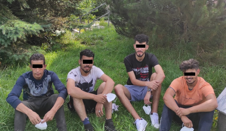 Hazard se životem. Maročané cestovali na podvozku kamionu, na D1 je našli policisté