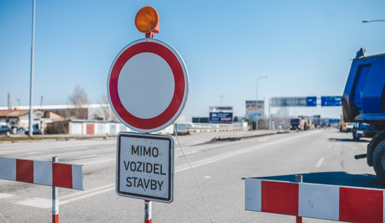 Na silnicích I. tříd se čile pracuje, dělníci jsou vidět na pěti tazích. Opravy vyjdou zhruba na 400 milionů korun
