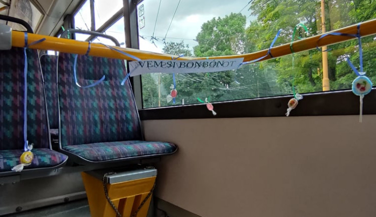 Řidič MHD dnes slavil narozeniny, v trolejbusovém voze rozvěsil pro cestující sladkosti