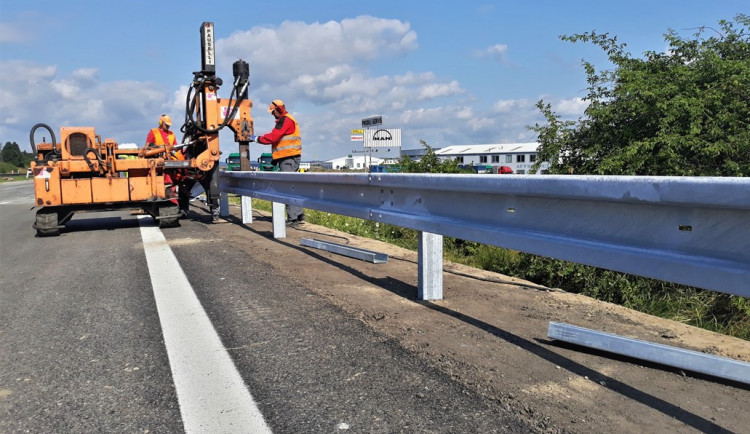 Dálniční most u Bíteše řidiči otestují už v pondělí. Nyní se dělají dokončovací práce