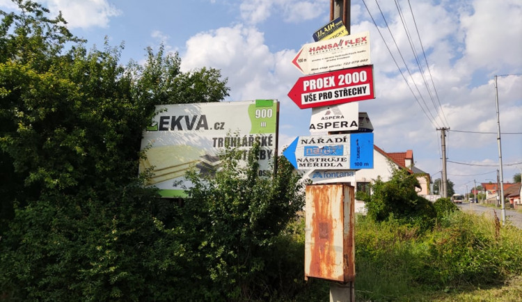 Vizuální smog v Jihlavě: Lidi trápí blikající obrazovky na zimáčku nebo u Cityparku. Chystá se manuál označení čísel popisných