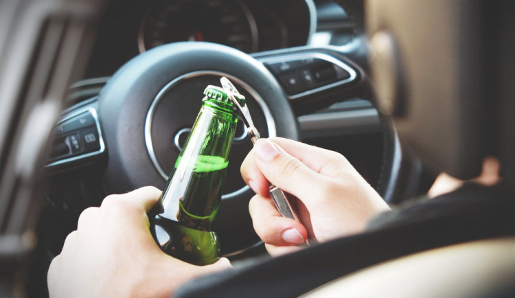 Uviděl hlídku, zahnul do pole. Nakonec řidič přiznal, že den před jízdou pil alkohol