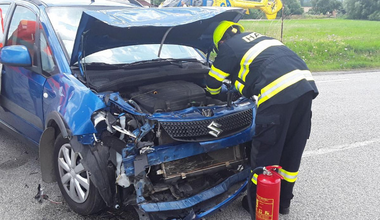 Střet dvou aut u Markvartic. Jeden člověk skončil v nemocnici, místo je neprůjezdné