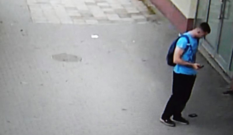 Muži v Jihlavě na Kollárově ulici vypadla z kapsy peněženka. Neznáte mladíka na fotce?