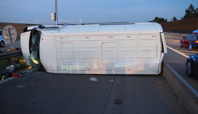 Obrovský hazard! Řidič dodávky převážel šestnáct osob, osm z nich se při páteční nehodě zranilo