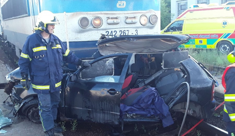 Ranní nehoda v Jihlávce: Po střetu s vlakem utrpěl řidič osobního vozidla vážná zranění