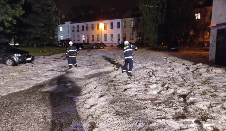 Takovou nadílku krup jsme v životě neviděli, hodnotí hasiči. Vážnější škody ale včerejší bouřky nenapáchaly